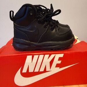 NIKE MANOA LTR (TD) - SIZE 5c